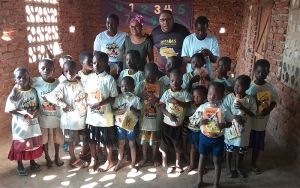 Projeto Missão Plantai entrega material escolar e uniformes para crianças de escola na África