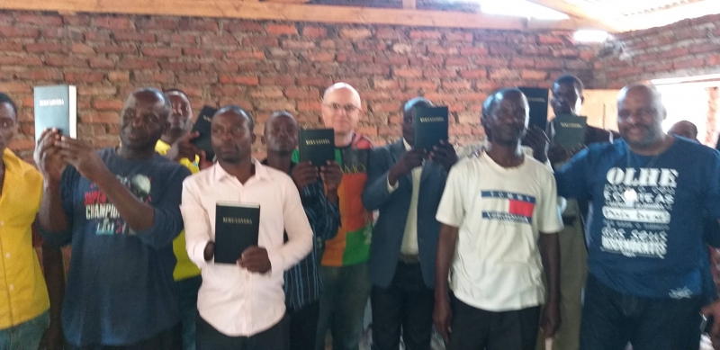 Entregando as bíblias adquiridas aos obreiros e membros da Igreja