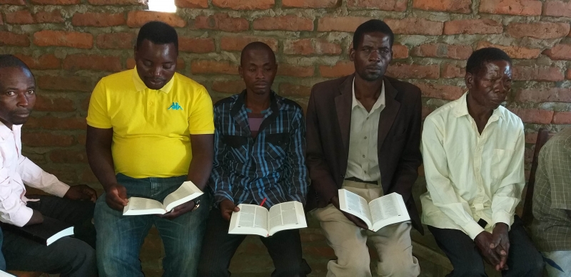 Entregando as bíblias adquiridas aos obreiros e membros da Igreja