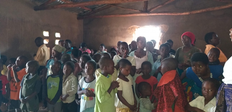 Culto ao nosso SENHOR JESUS. Coral da igreja canta um louvor lindo de adoração