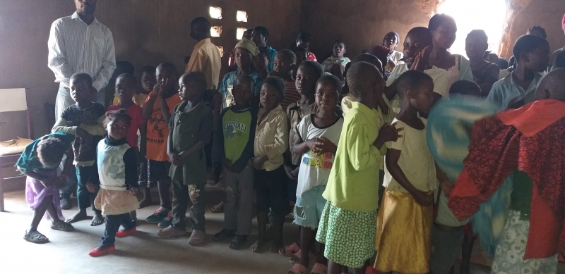 Culto ao nosso SENHOR JESUS. Coral da igreja canta um louvor lindo de adoração