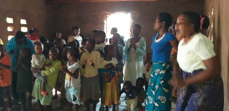 Culto ao nosso SENHOR JESUS. Coral da igreja canta um louvor lindo de adoração