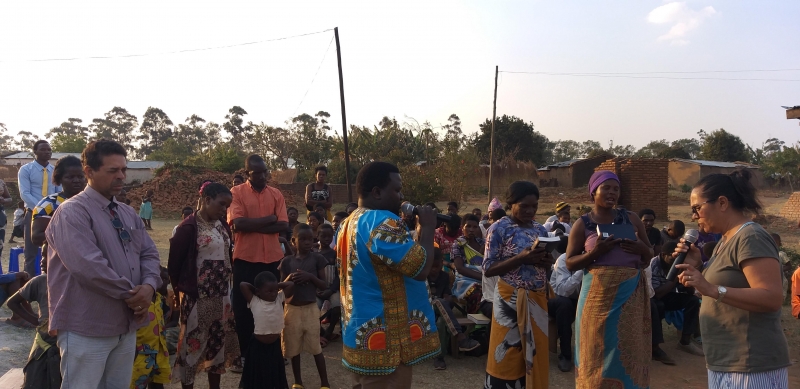 Culto ao nosso SENHOR JESUS. Coral da igreja canta um louvor lindo de adoração