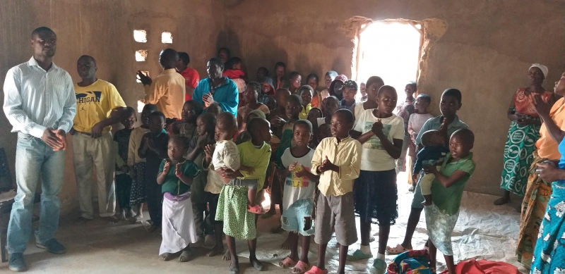 Culto ao nosso SENHOR JESUS. Coral da igreja canta um louvor lindo de adoração