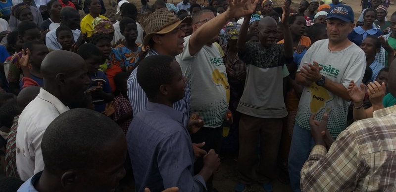 Missionários chegam á Africa e uma multidão se reúne para oração