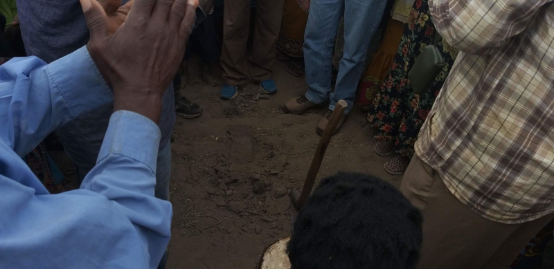 Missionários chegam á Africa e uma multidão se reúne para oração