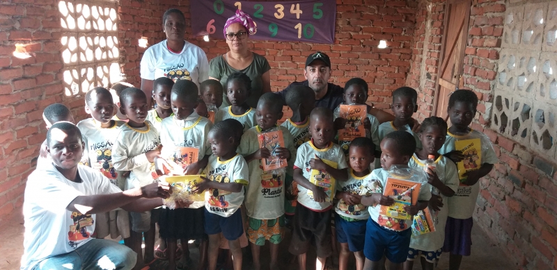 Projeto Missão Plantai entrega material escolar e uniformes para crianças de escola na África