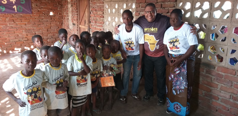 Projeto Missão Plantai entrega material escolar e uniformes para crianças de escola na África